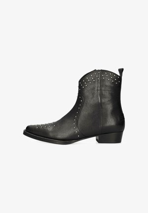 Botas de cuero negras hasta el tobillo con puntera afilada, detalles de tachuelas en el caña y un tacón bajo. Cierre lateral con cremallera para facilitar su uso.