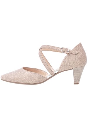 Beige lavhælede pumps med spids tå, struktureret overdel og to krydsede stropper. Har en spænde for en sikker pasform.