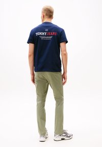 Tommy Jeans DNA GRAPHIC TEE - Camiseta estampada - dark night navy