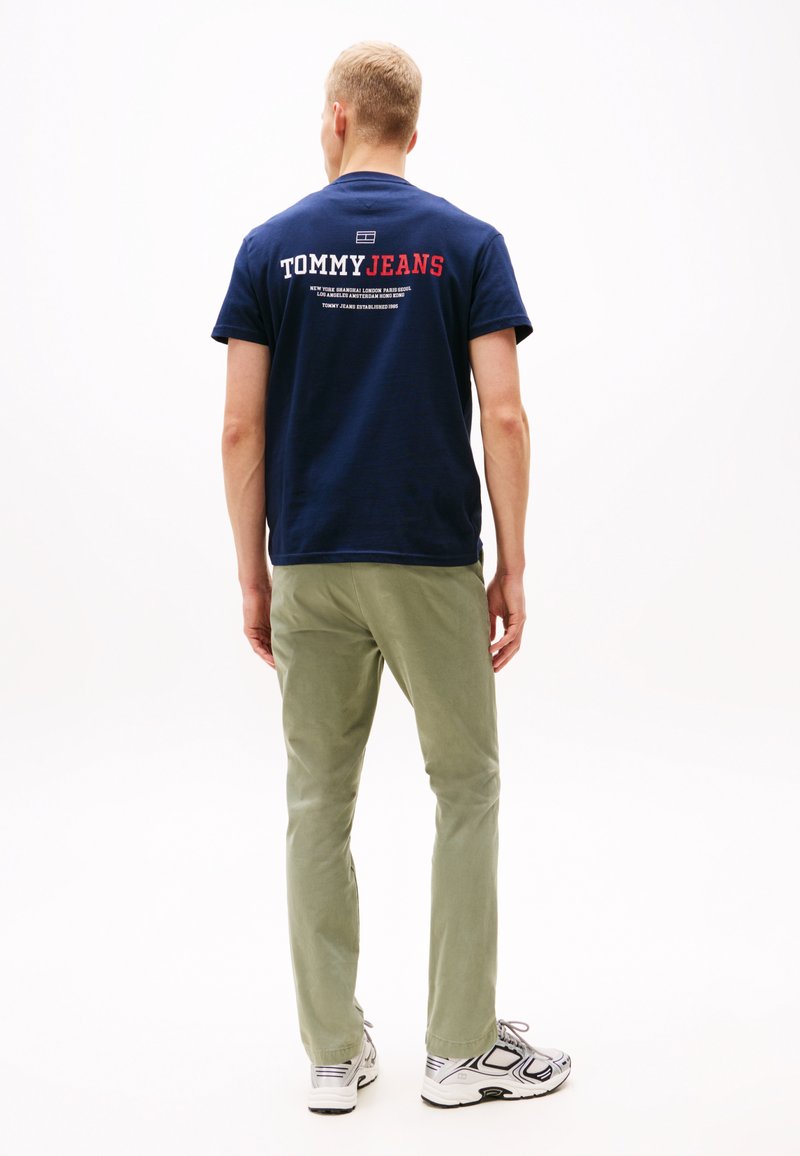 Tommy Jeans DNA GRAPHIC TEE - Camiseta estampada - dark night navy