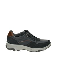 Schwarze Sneakers aus einer Mischung aus glatten und strukturierten Materialien, mit grauer Sohle und einem Reißverschluss-Detail an der Seite. Braunes Fersendetail hinten.