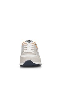 Schoen met een bovenwerk van grijstinten suede en stof, witte veters en oranje accenten. Heeft een ronde neus en een zwarte rubberen buitenzool.
