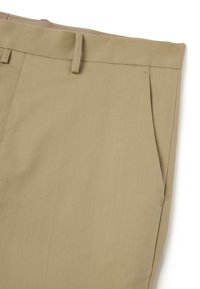 Pantalones de color caqui hechos de una tela suave; cuentan con bolsillos laterales, una cinturilla texturizada y un frente con pliegues para un aspecto estructurado.
