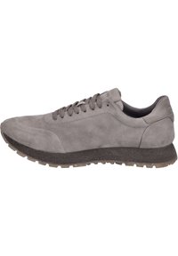 Grå ruskinds sneaker med en struktureret, mørkegrå gummisål, rund tå og minimalistisk snøredesign. Glatte detaljer langs siderne.