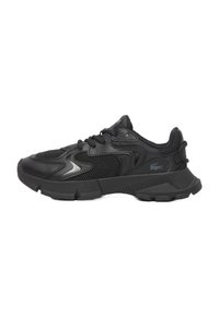 Zapatillas deportivas negras con materiales de malla y sintéticos. Diseño curvado, suela de goma y acentos texturizados. Cierre con cordones y talón acolchado.