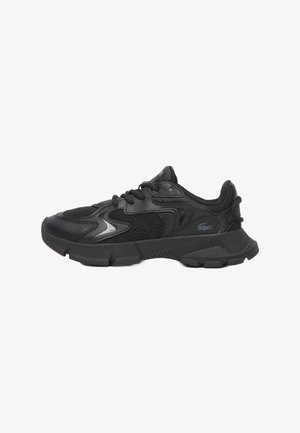 Zapatillas deportivas negras con materiales de malla y sintéticos. Diseño curvado, suela de goma y acentos texturizados. Cierre con cordones y talón acolchado.