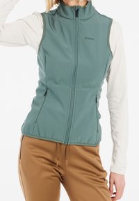 Zielona kamizelka softshellowa z wysokim kołnierzem, zamkiem błyskawicznym z przodu i bocznymi kieszeniami. Posiada dopasowany krój, gładką fakturę oraz subtelną logo marki.