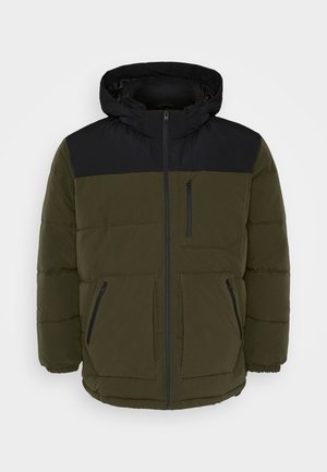 Giacca trapuntata in verde oliva scuro e nero. Presenta un cappuccio, chiusura frontale con zip, due tasche frontali e una tasca sul petto. Tessuto testurizzato con cuciture orizzontali.