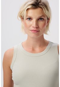 Lichtgrijze geribde tanktop met een ronde halslijn en mouwloos ontwerp, met een zachte textuur en een getailleerde pasvorm.