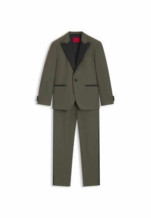 Olivgrüner Anzug mit schwarzen Revers, taillierte Passform, zwei Fronttaschen und drei Knopfdetails an den Ärmeln. Rotes Markenlabel innen.