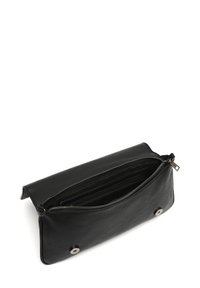Zwarte leren clutch met een ritsluiting, ronde vorm en twee zilveren drukknoopjes aan de voorkant. Het interieur beschikt over meerdere compartimenten.