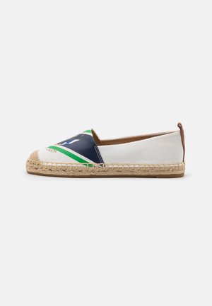 Hvid og marineblå lærreds-espadrille med grønne detaljer, flettet jutefodsål og brun hælflig, vist fra siden på en hvid baggrund.