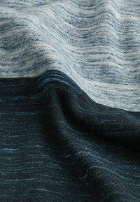 Striktekstil med en gradient fra lys grå øverst til mørk marineblå nederst, der fremhæver en blød, tekstureret overflade.