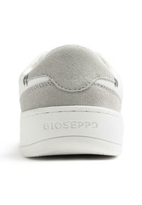 Sneaker bianca con tallone in pelle scamosciata grigia, tomaia strutturata e logo Gioseppo prominente sulla suola. Presenta cuciture semplici e un design lineare.