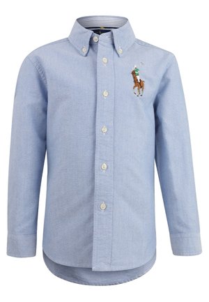 Camisa de manga larga azul claro con botones, cuello abotonado y logotipo bordado de jugador de polo en el lado izquierdo del pecho.