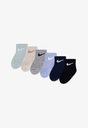 Kuusi paria ribbikuvioituja nilkkasukkia pastellivihreänä, beigenä, harmaana, sinisenä, laivastonsinisenä ja mustana, jokaisessa sivulla Nike swoosh -logo.