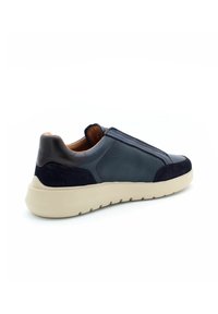 Sneaker da uomo slip-on caratterizzato da una combinazione di rete blu navy e camoscio, suola in gomma beige e dettagli in pelle liscia. Design della punta arrotondata.