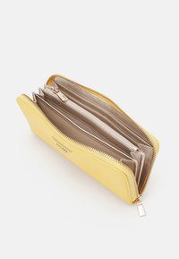 Guess LAUREL LARGE ZIP AROUND - Carteira - lemon
