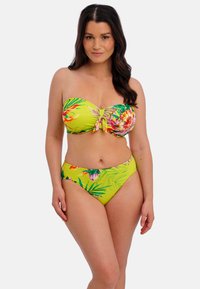 Žlutý bikini set s topem bez ramínek a detailem uzlu vpředu, zdobený květinovým vzorem. Vysoké kalhotky s podobnými živými vzory.