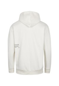 Sweat à capuche blanc vu de dos avec manches longues et petit texte noir imprimé près du bas côté gauche.