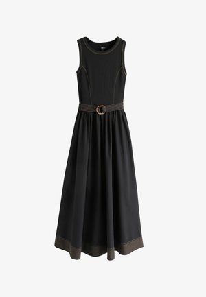 Robe midi noire sans manches avec corsage ajusté, jupe froncée, surpiqûres contrastées marron, et ceinture assortie avec boucle en D à la taille.