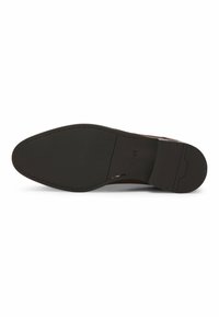 Semelle d'une chaussure habillée marron pour homme avec un dessous en caoutchouc noir, bords cousus et "BOSS" embossé près de la zone de la voûte plantaire.