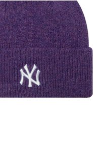 Berretto lavorato a maglia viola con orlo piegato e logo ricamato bianco. La texture è morbida e a costine, adatta per il freddo.