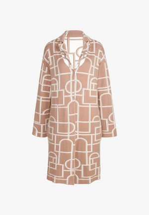 Hellbrauner, übergroßer Mantel mit einem geometrischen weißen Muster. Verfügt über einen Kragen, lange Ärmel und einen Knopfverschluss. Weiche Textur.