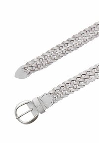 Flettet læderbælte i lysegrå med sølvfarvet metalspænde, der har et fletmønster og en glat overflade. Enderne er tilspidsede.