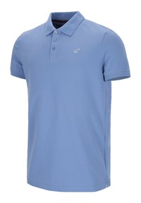 Hellblaues Polohemd aus Baumwolle, mit einer Knopfleiste mit drei Knöpfen, kurzen Ärmeln und einem kleinen Logo auf der Brust. Sauberes Design, ohne Muster.