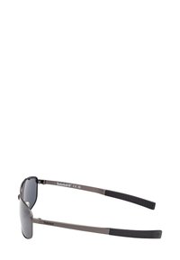 Sluneční brýle Timberland s kovovým rámem, tmavými obdélníkovými skly a černými texturovanými gumovými koncovkami stranic.