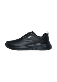 Scarpe sportive nere con una superficie sintetica liscia, chiusura con lacci, colletto imbottito e suola in gomma texturizzata per una buona trazione. Etichetta impermeabile visibile.