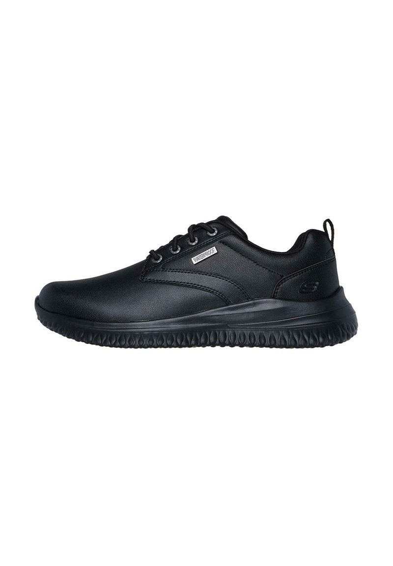Scarpe sportive nere con una superficie sintetica liscia, chiusura con lacci, colletto imbottito e suola in gomma texturizzata per una buona trazione. Etichetta impermeabile visibile.