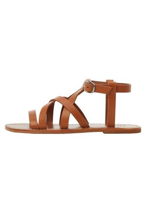 Sandale plate en cuir marron avec plusieurs brides et une fermeture à boucle à la cheville sur fond blanc.