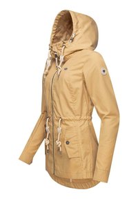 Jasnożółta wodoodporna kurtka z kapturem na sznurku, z zamkiem błyskawicznym, przednimi kieszeniami i dekoracyjnymi detalami o teksturowej powierzchni.