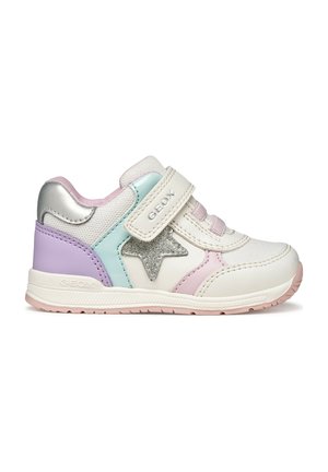 Zapatilla infantil con paneles en blanco, rosa pastel, púrpura y menta, estrella plateada brillante y cierre de velcro.