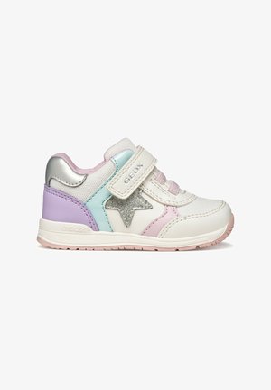 Zapatilla infantil con paneles en blanco, rosa pastel, púrpura y menta, estrella plateada brillante y cierre de velcro.