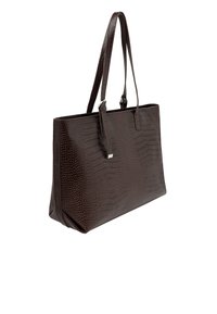 Bruine leren totebag met krokodillenpatroon, voorzien van twee lange handvatten en een gestructureerd ontwerp, met een zilveren hardwareaccent.