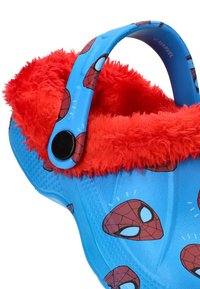 Zuecos azules para niños con máscaras rojas de Spider-Man, forro rojo de felpa y correa ajustable con botón negro.