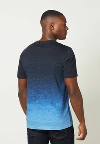 Next DIP DYE GRAPHIC - Majica kratkih rukava s printom - navy blue stag