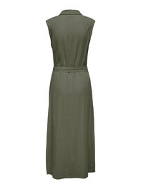Robe maxi sans manches vert olive avec col et ceinture en tissu, vue de dos sur un fond blanc uni.