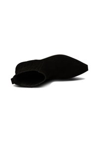 Botín negro de ante hasta el tobillo con punta afilada, parte superior texturizada y una pestaña para tirar. Diseño minimalista con acabado suave y sin acentos de hardware visibles.