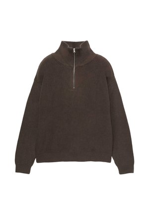 Brauner Strickpullover mit hohem Kragen und halbem Reißverschluss. Verfügt über eine gerippte Textur und überschnittene Schultern für eine lässige Passform.