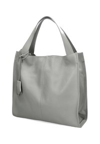 Sac cabas en cuir gris avec une surface texturée, deux bretelles d'épaule et une étiquette décorative attachée. Ouverture supérieure avec un intérieur spacieux.