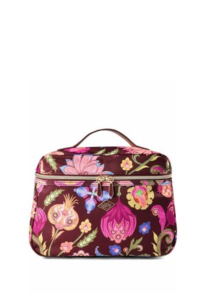 Rechteckige Kosmetiktasche mit floralem Muster, Reißverschluss, kleinem Ledergriff und Oilily-Logo auf der Vorderseite vor einem burgunderfarbenen Hintergrund.