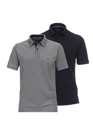 Twee poloshirts in grijs en marineblauw. Grijs heeft een contrasterende kraag; beide hebben korte mouwen en een klein logo op de borst.