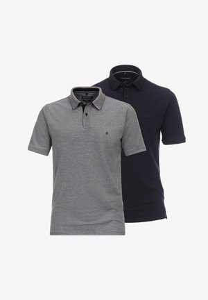 To polo skjorter i grå og navy. Grå har en kontrastfarvet krave; begge har korte ærmer og et lille logo på brystet.