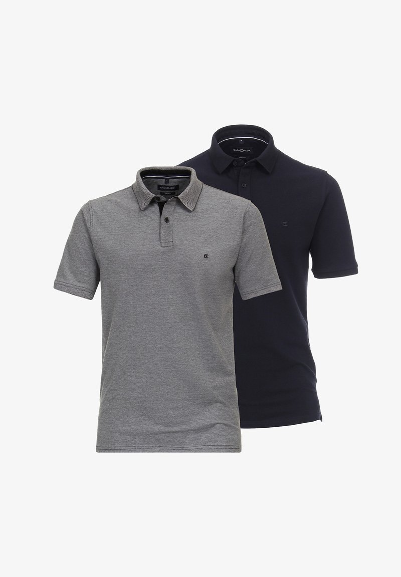Dwie koszulki polo w kolorze szarym i granatowym. Szara ma kontrastowy kołnierzyk; obie mają krótkie rękawy i małe logo na piersi.