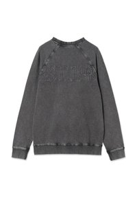 Felpa grigia con scollatura a girocollo, maniche raglan e dettaglio in rilievo "EST. 198" sul retro. Presenta finiture cucite e polsini a costine.