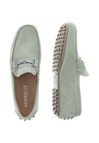 Hellgraue Wildleder-Loafers mit silberfarbener Hardware-Akzent, abgerundeter Zehenform und texturiertem Gummisohle mit erhabenen Punkten für besseren Grip.